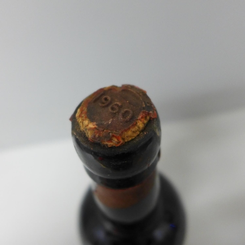 830 - A 1960 bottle of Port