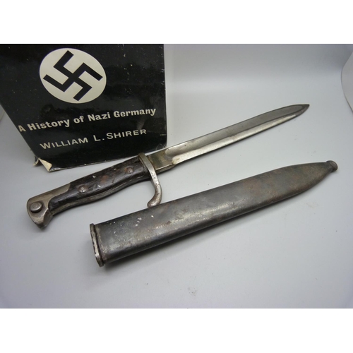 841 - A WWI German bayonet with scabbard and a book - Rise & Fall of the Third Reich