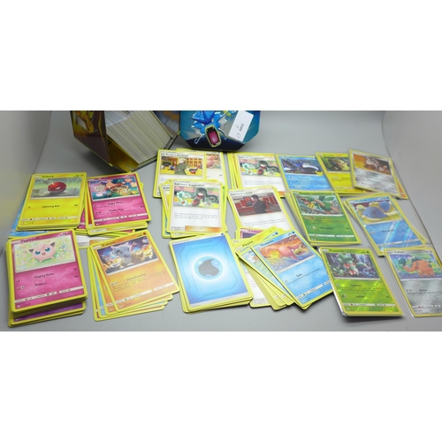 846 - Thirty Holo reverse Holo and 300 common/uncommon/rara Pokemon cards in tin