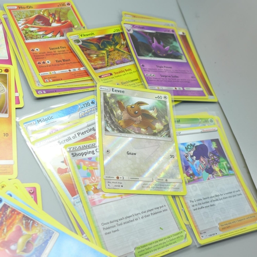 846 - Thirty Holo reverse Holo and 300 common/uncommon/rara Pokemon cards in tin