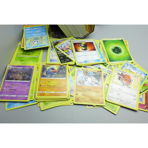 847 - Thirty Holo/reverse Holo and 300 common/uncommon/rare Pokemon cards, in tin