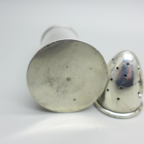 873 - A pair of novelty silver pepper pots in the form of bullets, Birmingham 1926, 51g