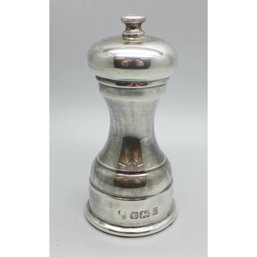 875 - A silver salt pot in the form of a grinder, 121g gross weight