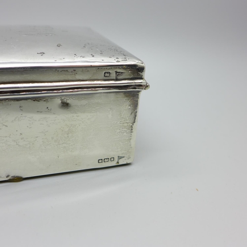 877 - A silver cigarette box, Sheffield 1907, 304g gross weight