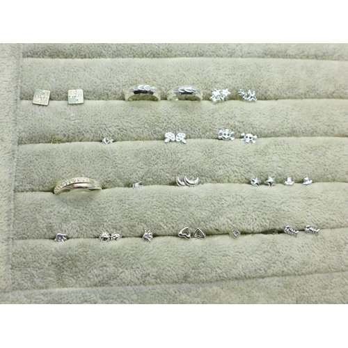 881 - A jewellery display tray with silver earrings and a silver ring