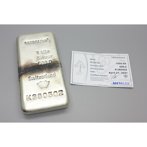 884A - A 1kg (32.15oz) fine silver 999% ingot, 12cm x 5.5cm