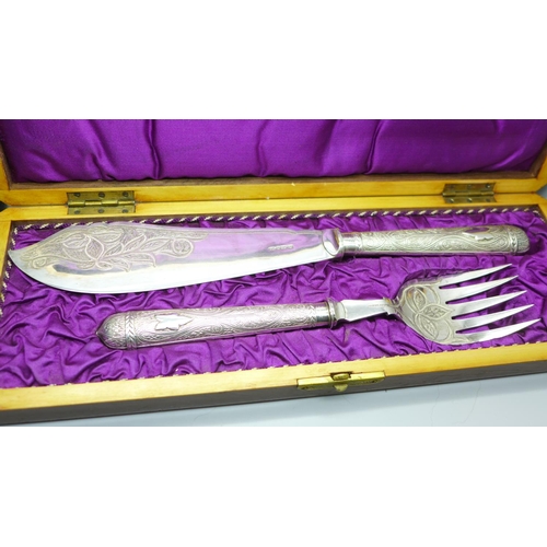 885 - A pair of silver plated servers, cased and another silver plated knife, fork and spoon set (knife wi... 