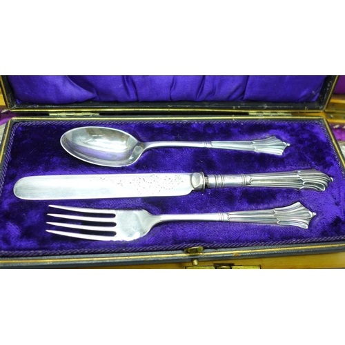 885 - A pair of silver plated servers, cased and another silver plated knife, fork and spoon set (knife wi... 