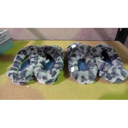 3111 - 2 Pairs of women's fluffy mule style slippers sizes small (3-4) and medium (5-6) * this lot is subje... 