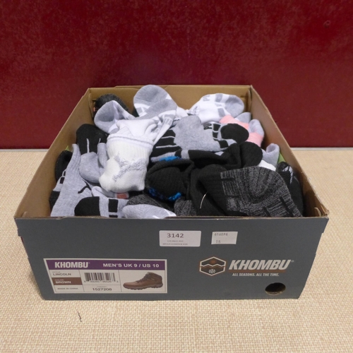 3142 - Small box of children's Puma socks