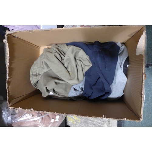 3174 - Small box of mens jogging bottoms (inc Puma/mixed sizes)