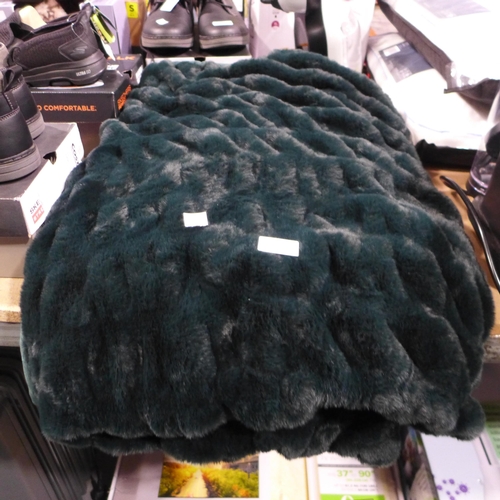 3208 - Ruched Faux Fur Emerald Green Throw (60x70)   (283-92) * This lot is subject to VAT