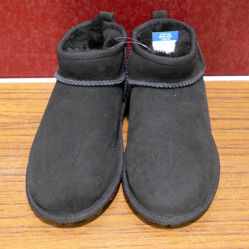 3112 - Pair of children's black Shearling boots, UK size 2 * this lot is subject to VAT