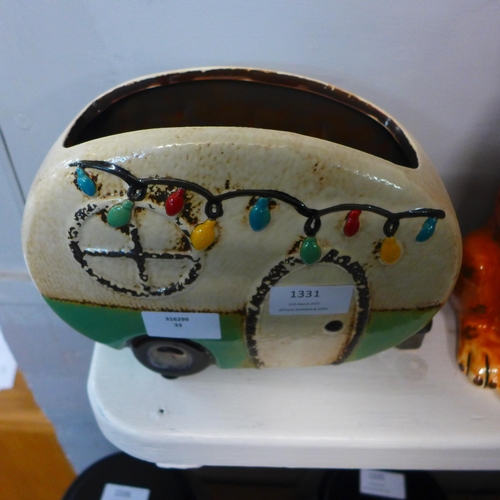 1331 - A ceramic caravan planter W22cm (570506)