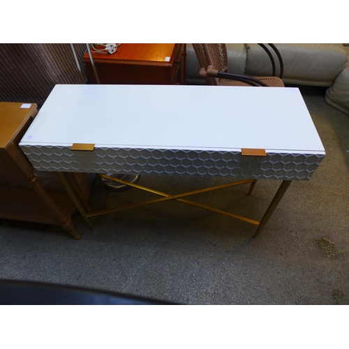 1661 - A white console table with gold legs