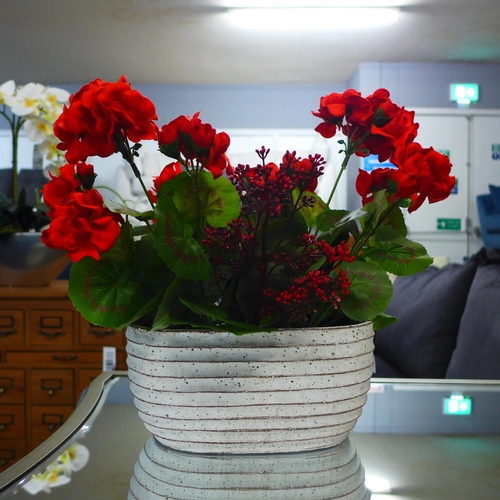 1353A - An oval pot with a display of faux Geraniums, H 30cms (54963209)   #