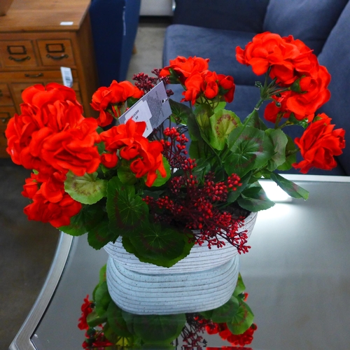 1353A - An oval pot with a display of faux Geraniums, H 30cms (54963209)   #