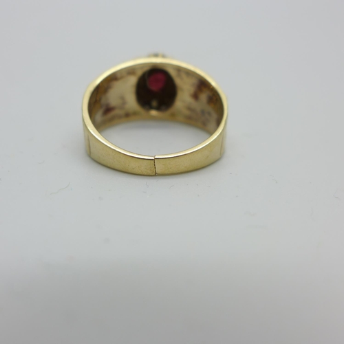 1090 - A 9ct gold ring with bark effect design and garnet cluster,  makers mark S&Co, shank split, 4.8g, P