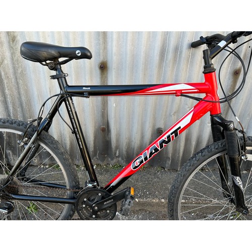 2417 - Aluminum Giant Rock mountain bike/bicycle/MTB *Police Repossession*