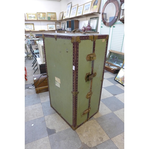 225 - An early 20th Century gentleman's fitted steamer trunk