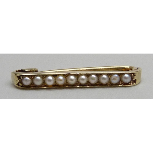 1019 - A 14ct gold and seed pearl pin brooch, marked 14k, 0.9g, 2cm, boxed