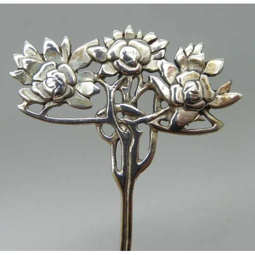 1023 - A white metal Art Nouveau style brooch, 7cm