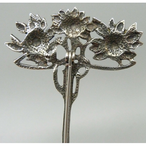 1023 - A white metal Art Nouveau style brooch, 7cm