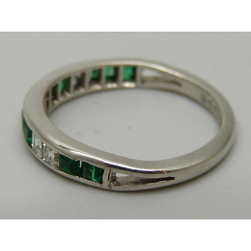 1028 - An 18ct white gold ring set with emeralds and diamonds, 2g, I