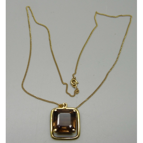 1043 - A 14ct gold pendant set with a smoky quartz, on an 18ct gold chain, 8.1g