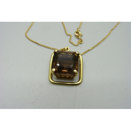 1043 - A 14ct gold pendant set with a smoky quartz, on an 18ct gold chain, 8.1g