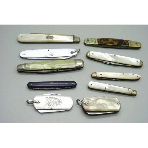 1055 - A collection of penknives including one with a silver blade