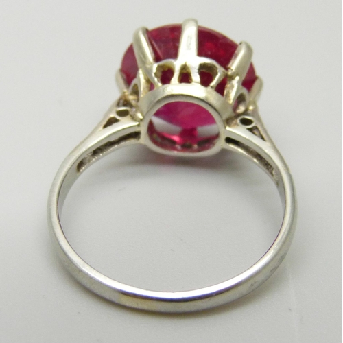 1059 - A white metal ring, set with a large synthetic ruby and diamond shoulders, 3.7g, M