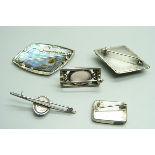 1065 - Five silver brooches, 33g