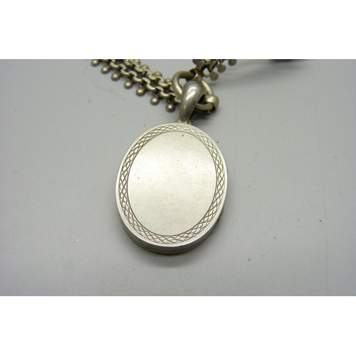 1069 - A Victorian locket and collar