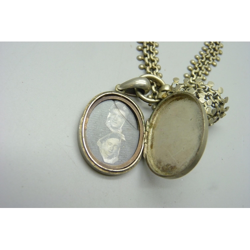 1069 - A Victorian locket and collar