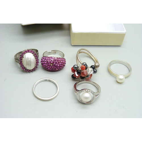 1072 - Four Cornwall Pearl silver rings, a silver cluster ring, and two other dress rings