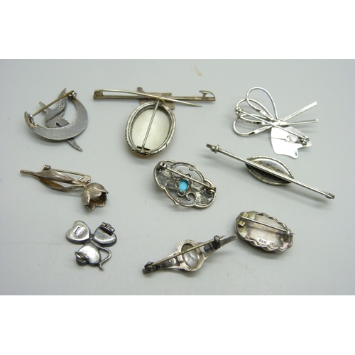 1089 - Ten silver and white metal brooches, one a/f, 45g