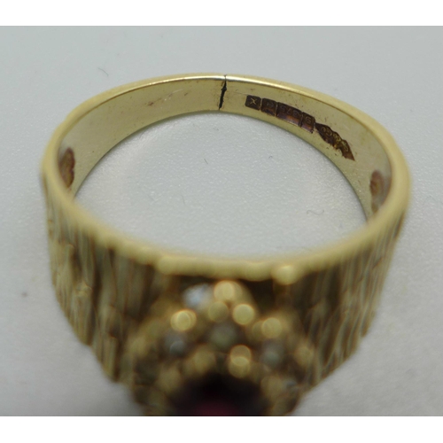 1090 - A 9ct gold ring with bark effect design and garnet cluster,  makers mark S&Co, shank split, 4.8g, P