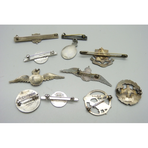 1092 - Ten silver and white metal brooches and a pendant, one a/f, 45g