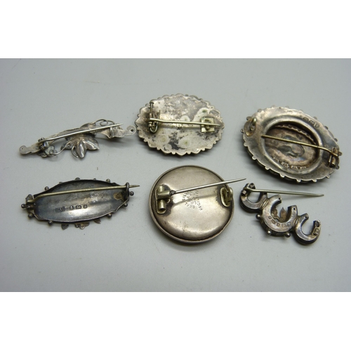 1102 - Six Victorian silver brooches, three a/f, 22g