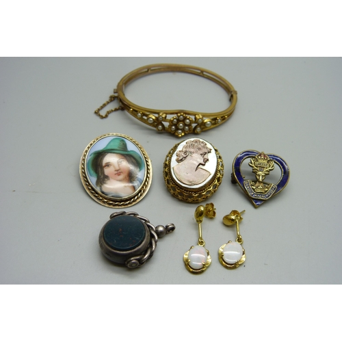 1137 - Costume jewellery and a silver swivel fob set with agate and bloodstone