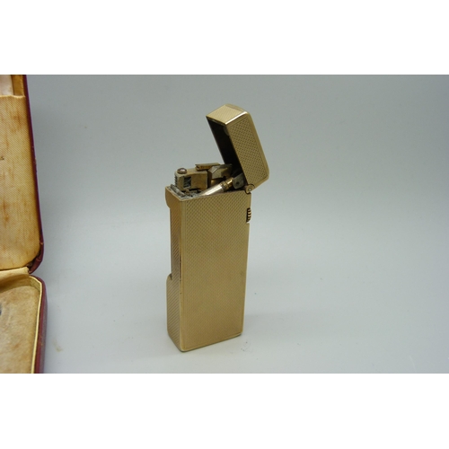 1146 - A 9ct gold Dunhill lighter, with case