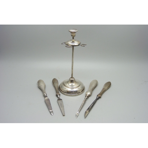 1165 - A silver manicure stand, Birmingham 1930, and silver handled tools