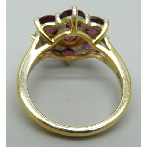 1182 - A silver gilt and garnet cluster ring, L