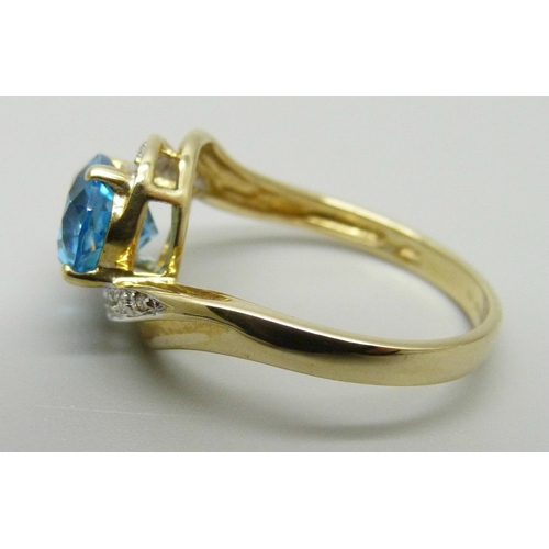 1184 - A 9ct gold, topaz and ten stone diamond ring, 2.7g, P