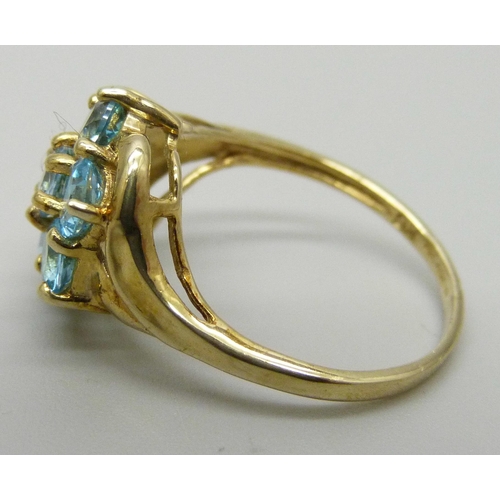 1186 - A 9ct gold and blue stone cluster ring, 2.6g, N