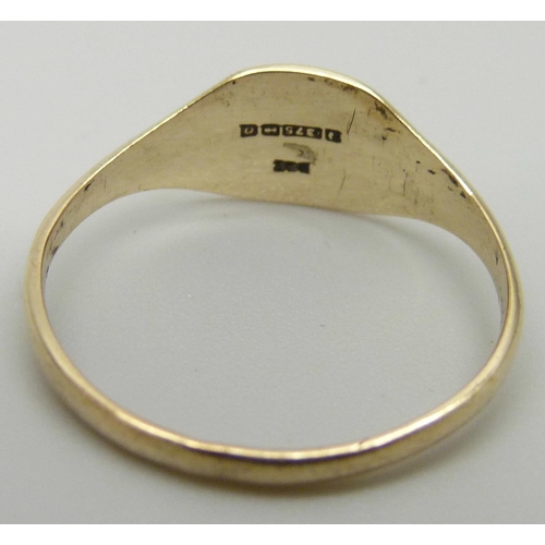 1188 - A 9ct gold signet ring, 1.3g, O