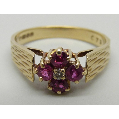 1189 - A 9ct gold, ruby and diamond cluster ring, 2.6g, N