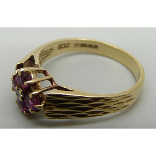 1189 - A 9ct gold, ruby and diamond cluster ring, 2.6g, N