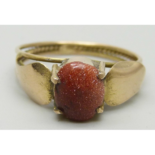 1193 - A yellow metal ring set with goldstone, 3.5g, Q